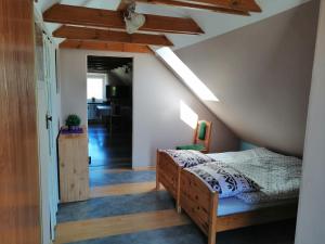 Un pat sau paturi într-o cameră la Ogrodowe Zacisze