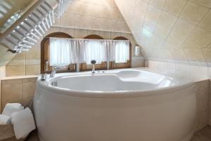 baño con bañera blanca y ventana en Willa Hiacynta, en Zakopane 59 fotos más