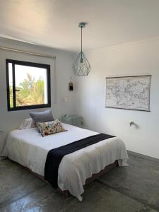 1 dormitorio con 1 cama grande y ventana en Estudio Naos, en Arrecife