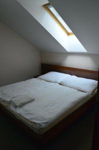 Postel nebo postele na pokoji v ubytování Apartmán G4 v Tatranskej Štrbe - Apartmánový dom Golem
