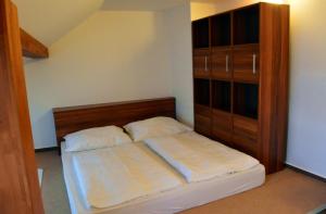 Postel nebo postele na pokoji v ubytování Apartmán G4 v Tatranskej Štrbe - Apartmánový dom Golem