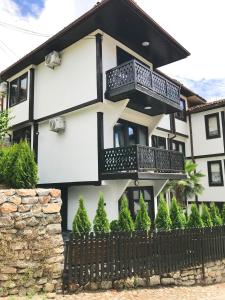 uma casa a preto e branco com uma cerca em Old City House em Ohrid