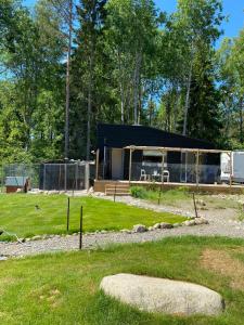 un edificio con una tienda en medio de un campo en Tiny house in the middle of nature en Åkersberga