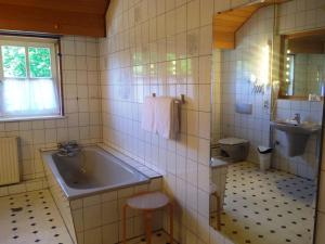 a bathroom with a tub and a sink and a toilet at Tepe's Gasthof in Schwarmstedt