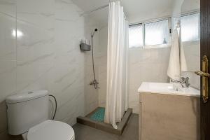 Koupelna v ubytování White Hostel