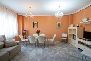 - un salon avec une table, des chaises et un canapé dans l'établissement Casa Montesol, à Cáceres