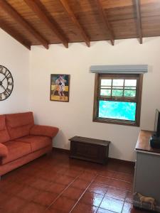 een woonkamer met een bank en een raam bij CASA LA GORONA in Frontera