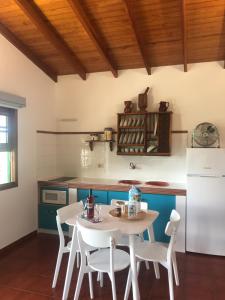 cocina con mesa blanca y nevera blanca en CASA LA GORONA, en La Frontera