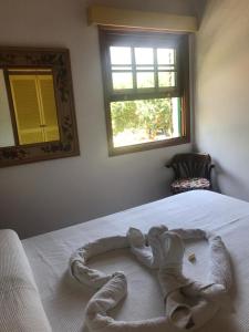un animal de peluche tirado en una cama en un dormitorio en CASA LA GORONA, en La Frontera