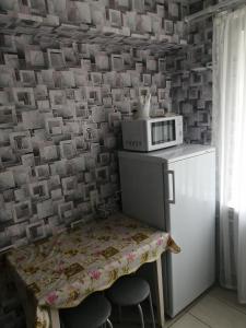 モギリョフにあるApartment on Kosmonavtov Street 20の小さなキッチン(小さなテーブル、電子レンジ付)