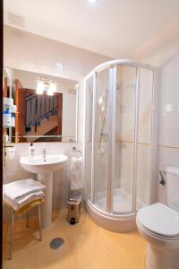 カセレスにあるCasa Montesolのバスルーム(シャワー、洗面台、トイレ付)