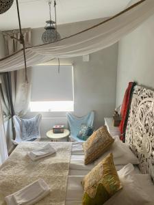 Кровать или кровати в номере FlipFlop Beach Bar & Rooms