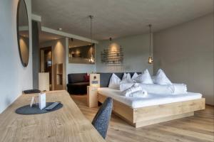 キウーザにあるHotel Gnollhofのリビングルーム(ベッド1台、ダイニングテーブル付)