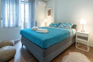 A bed or beds in a room at Modern 5BD Apartment in the Heart of Athens