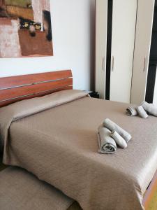 a bed with two towels on top of it at Casa Melissa in Savio di Ravenna