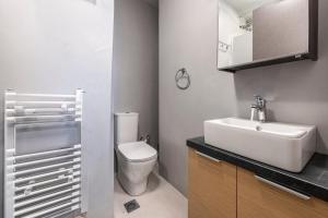 A bathroom at Modern 5BD Apartment in the Heart of Athens