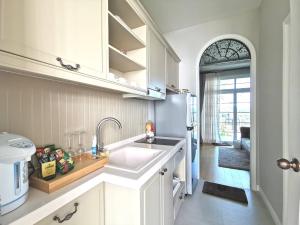 Η κουζίνα ή μικρή κουζίνα στο The Castell Condo by Nutthiwan room 912 and 921