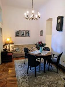 ein Wohnzimmer mit einem Tisch und Stühlen in der Unterkunft Casa Generalului in Sibiu