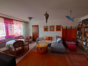 a living room with a couch and a table at Ferienwohnung Jarenatanne in Stockach