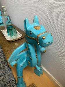 een blauw speelgoedpaard zittend op een tafel bij FlipFlop Beach Bar & Rooms in Falkenberg