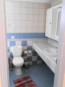 Un baño de Sweet Kalimera Apartments
