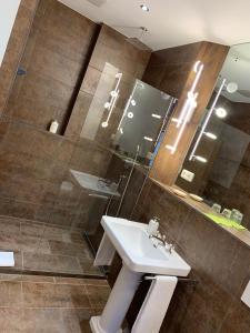 een badkamer met een wastafel en een douche bij Hotel Seeluna am Klostersee in Ebersberg