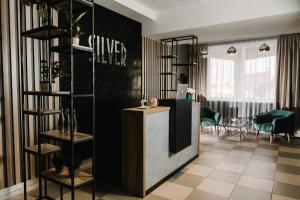 - un hall avec un comptoir dans une pièce dans l'établissement Готельно-рестораний комплекс Silver, à Ivano-Frankivsk