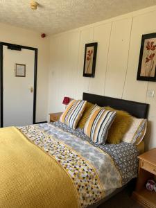 A bed or beds in a room at Boston Lodge