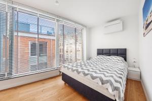 Posteľ alebo postele v izbe v ubytovaní VIU Apartament z tarasem w sercu Gdańska
