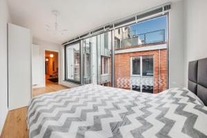 Posteľ alebo postele v izbe v ubytovaní VIU Apartament z tarasem w sercu Gdańska