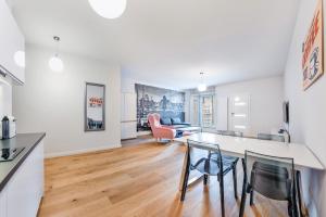 Kuchyňa alebo kuchynka v ubytovaní VIU Apartament z tarasem w sercu Gdańska