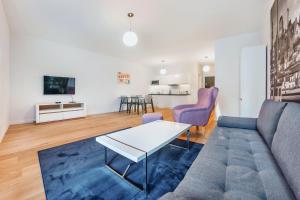 Televízia a/alebo spoločenská miestnosť v ubytovaní VIU Apartament z tarasem w sercu Gdańska