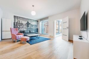 Televízia a/alebo spoločenská miestnosť v ubytovaní VIU Apartament z tarasem w sercu Gdańska