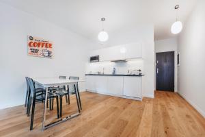 Kuchyňa alebo kuchynka v ubytovaní VIU Apartament z tarasem w sercu Gdańska