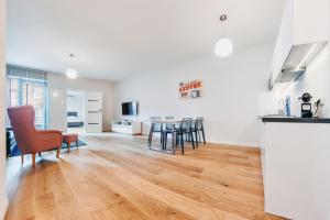 Televízia a/alebo spoločenská miestnosť v ubytovaní VIU Apartament z tarasem w sercu Gdańska