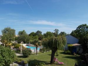 Utsikt över poolen vid Le Clos des Palmiers eller i närheten