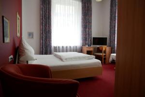 pokój hotelowy z łóżkiem i oknem w obiekcie Wohlfühlhotel Saxonia w mieście Bad Kissingen