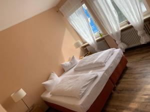 Postel nebo postele na pokoji v ubytování Hotel Seeluna am Klostersee