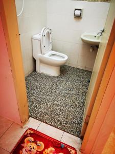 ein Bad mit einem WC und einem Waschbecken in der Unterkunft 12 pax Bidor Totoro House in Bidur