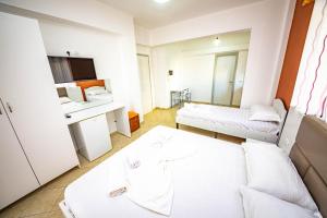 Letto o letti in una camera di Ideal ApartHotel Saranda