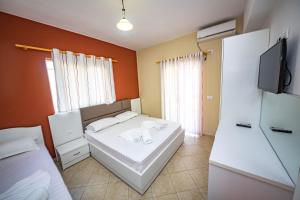 Letto o letti in una camera di Ideal ApartHotel Saranda
