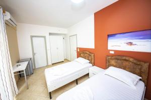 Letto o letti in una camera di Ideal ApartHotel Saranda