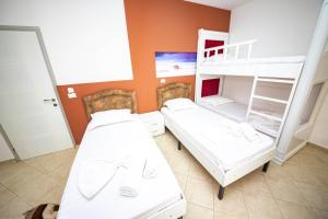 Letto o letti in una camera di Ideal ApartHotel Saranda