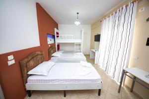 Letto o letti in una camera di Ideal ApartHotel Saranda