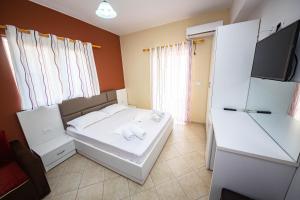 Letto o letti in una camera di Ideal ApartHotel Saranda
