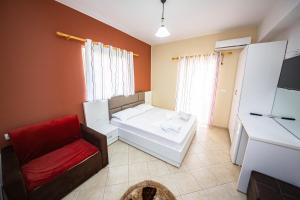 Letto o letti in una camera di Ideal ApartHotel Saranda