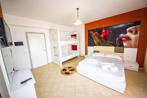Letto o letti in una camera di Ideal ApartHotel Saranda