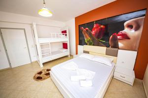 Letto o letti in una camera di Ideal ApartHotel Saranda
