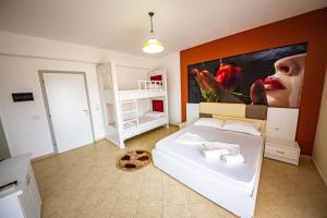 Letto o letti in una camera di Ideal ApartHotel Saranda