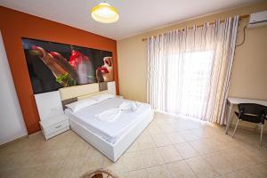 Letto o letti in una camera di Ideal ApartHotel Saranda